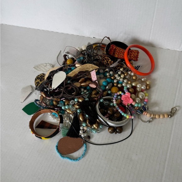 Over 2 Lbs Bulk Scrap Craft Junk Jewelry Lot Crafter Necklace Earring Bracelet - Picture 1 of 2